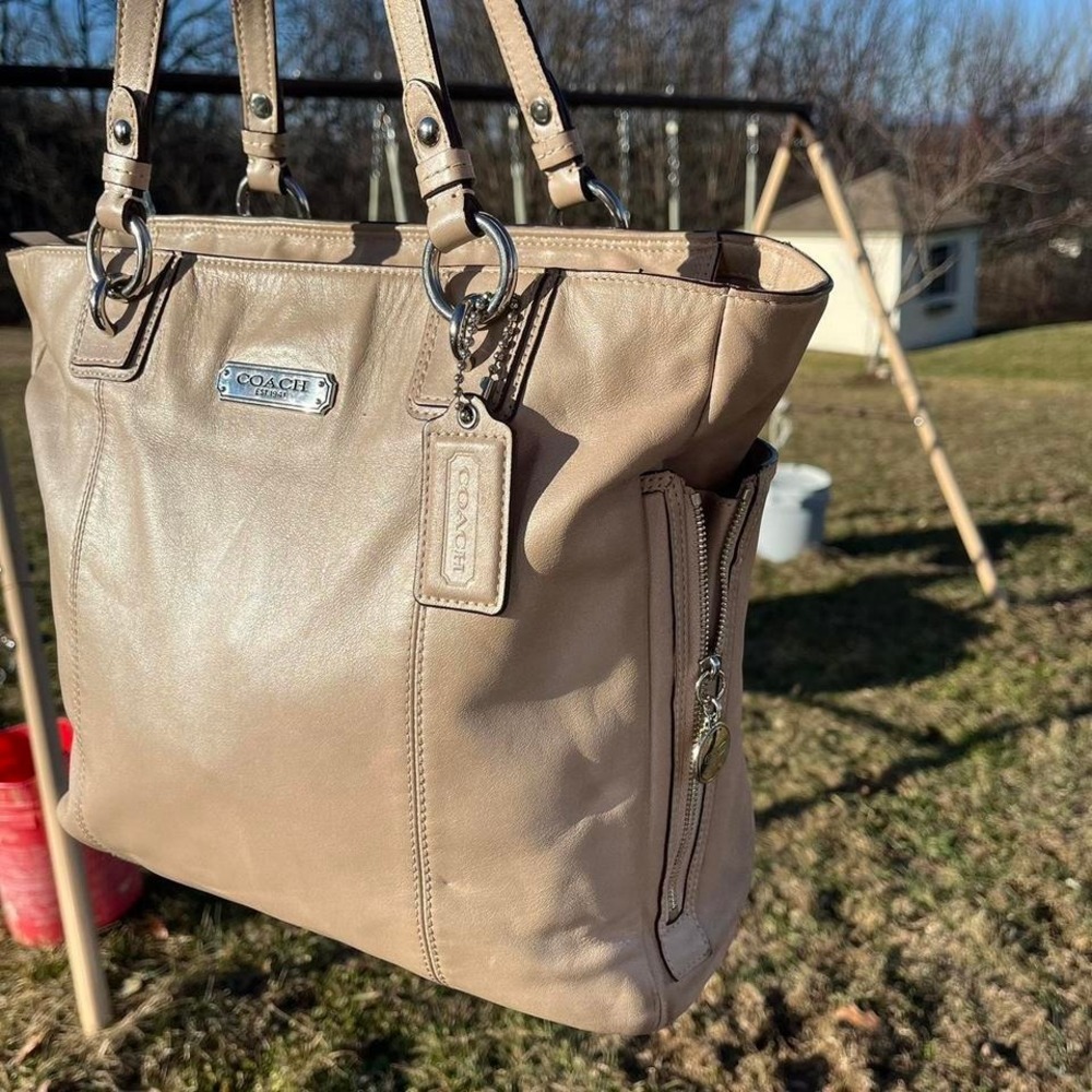 y2k 2000s Coach Gold Leather Shoulder bag / Hand bag ౨ৎ ⊹ ‧₊˚ - Picture 2 of 5